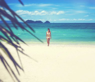 Güzel genç kadın bir cennet tropikal plaj