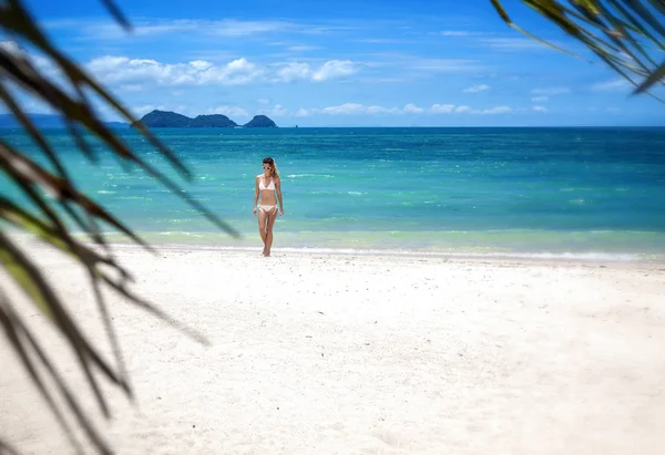 Όμορφη νεαρή γυναίκα σε μια τροπική παραλία παράδεισος — Φωτογραφία Αρχείου