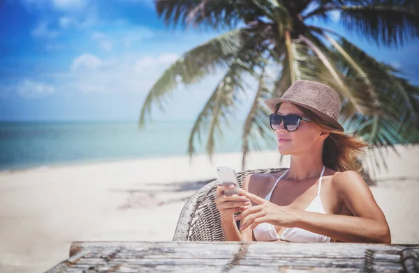 Junge schöne Frau mit Handy am Ufer der Trop — Stockfoto