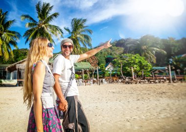 Genç güzel mutlu çift trop kıyı yürüyüş