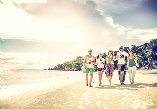 Un groupe de jeunes amis 30 ans à pied sur la plage, happ — Photo