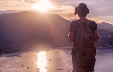 Genç kadın hipster seyahat manzarayı günbatımı se