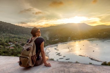 Genç kadın hipster seyahat manzarayı günbatımı se