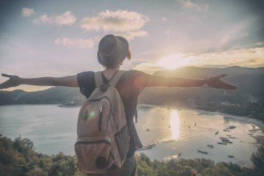 Genç güzel kadın hipster seyahat batımını ve bea