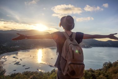 Genç güzel kadın hipster seyahat batımını ve bea