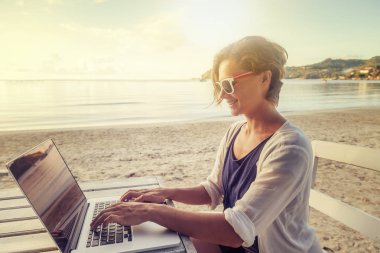 Genç güzel kadın hippi Gezgin freelancer t dizüstü bilgisayar ile