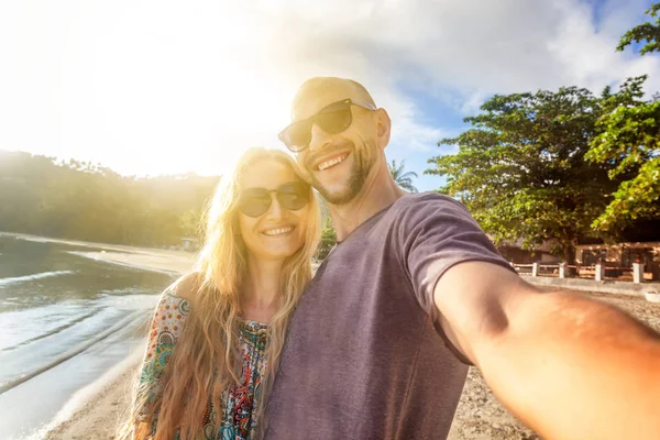 Schönes junges Paar beim Selfie am Strand, im Urlaub, holi — Stockfoto