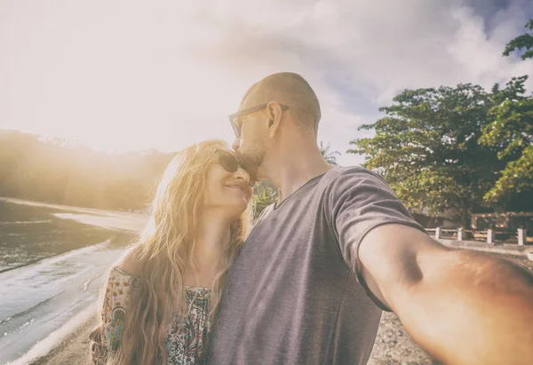 Belo jovem casal fazendo selfie na praia, férias, holi — Fotografia de Stock