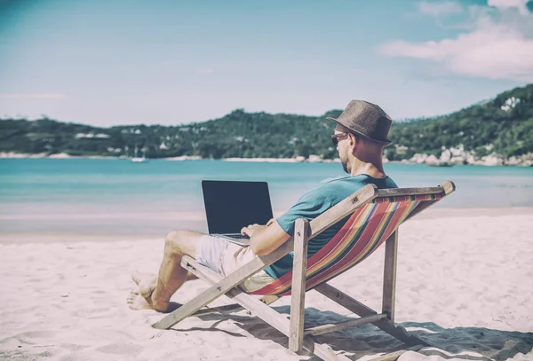 Νέοι hipster άνθρωπος με laptop σε τροπική παραλία. Ταξίδια, vacatio — Φωτογραφία Αρχείου