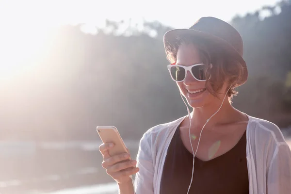 Młoda kobieta piękne hipster podróżny słuchawki i z mo — Zdjęcie stockowe