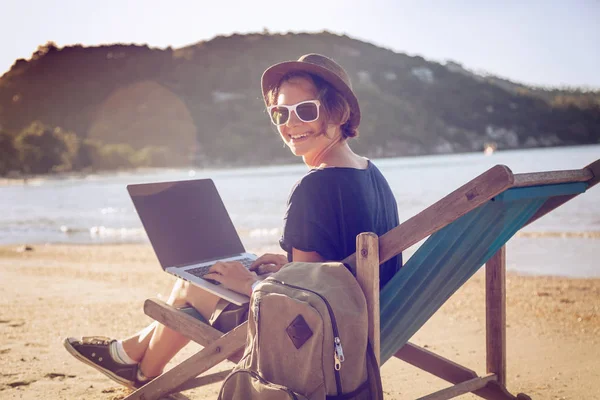 Ελεύθερος επαγγελματίας ταξιδιώτης hipster νεαρή όμορφη γυναίκα με φορητό υπολογιστή — Φωτογραφία Αρχείου