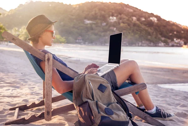 Mooie jongedame hipster reiziger freelancer met laptop op — Stockfoto