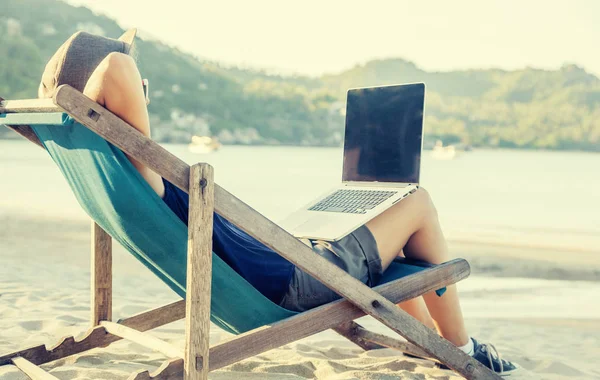 Mooie jongedame hipster reiziger freelancer met laptop op — Stockfoto