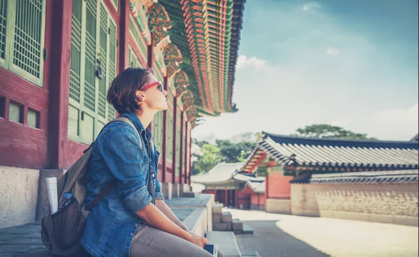 Mulher viajante contra o pano de fundo da construção histórica pagode — Fotografia de Stock