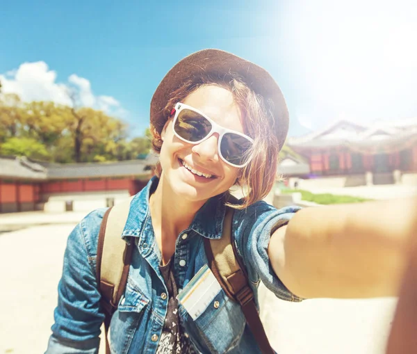Boldog fiatal nő turisztikai csinál egy ázsiai túra selfie — Stock Fotó