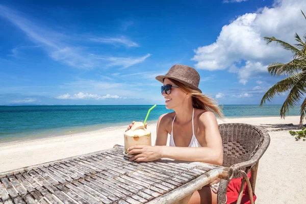 Mujer rubia feliz en sombrero y gafas de sol en la playa tropical s —  Fotos de Stock