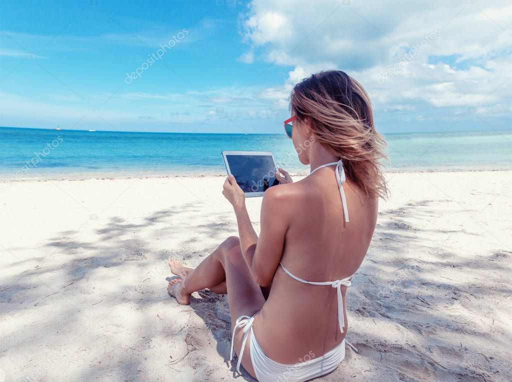 summer holidays, vacation, technology and internet - girl lookin