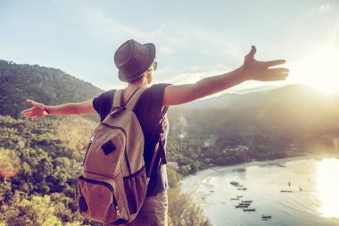 oung günbatımı ve beau bakarak güzel kadın hipster seyahat