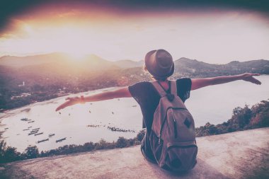 oung günbatımı ve beau bakarak güzel kadın hipster seyahat