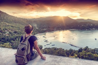 Genç güzel kadın hipster seyahat batımını