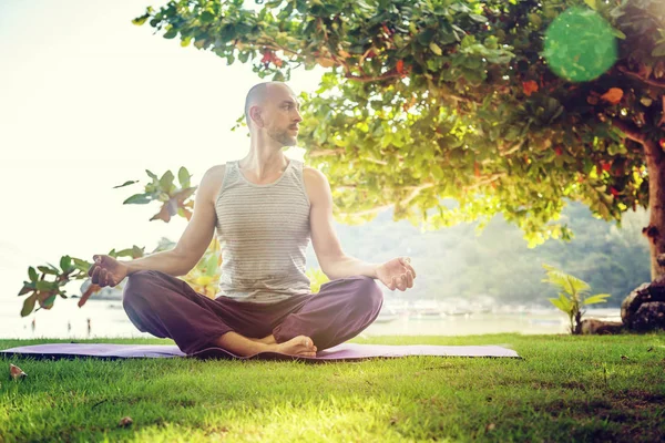 En ung man gör yoga i naturen. Hälsosam livsstil, meditation, — Stockfoto