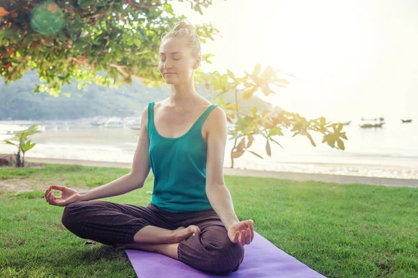 Ung kvinna gör yoga utomhus. Hälsosam livsstil, meditation, — Stockfoto