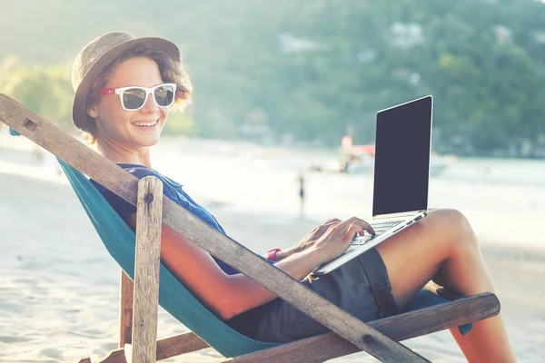 Mooie jongedame hipster reiziger freelancer met laptop op — Stockfoto