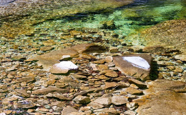 Fondo di pietra di un fiume di montagna, sfondo naturale e consistenza — Foto Stock