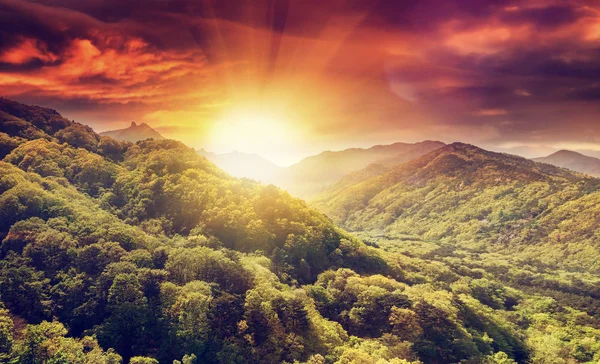 Hora del atardecer. Hermoso paisaje de montaña en el parque nacional o — Foto de Stock