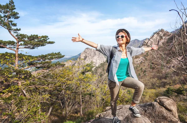 Szczęśliwa młoda kobieta podróżnik w górach ciesząc się widokiem. F — Zdjęcie stockowe