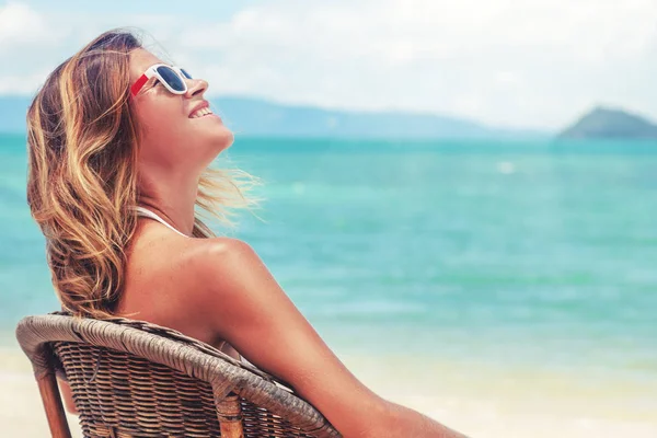 Feliz hermosa joven en un bikini blanco contra un tropical — Foto de Stock