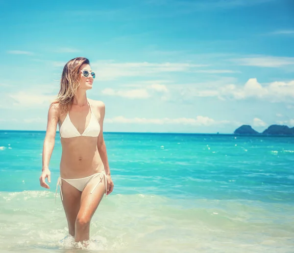 Gyönyörű fiatal nő, egy fehér bikini, séta a trópusi — Stock Fotó