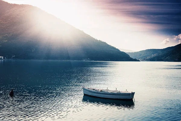 Barca al sole sul lago in montagna, all'alba. Bello. — Foto Stock