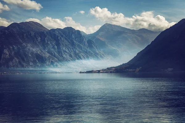 一道美丽的风景，湖中的山和水雾 — 图库照片