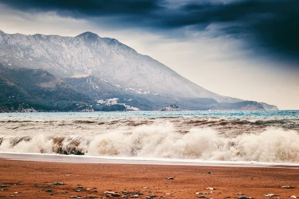 Paisaje marino, clima tormentoso, mar, cielo y costa arenosa — Foto de Stock