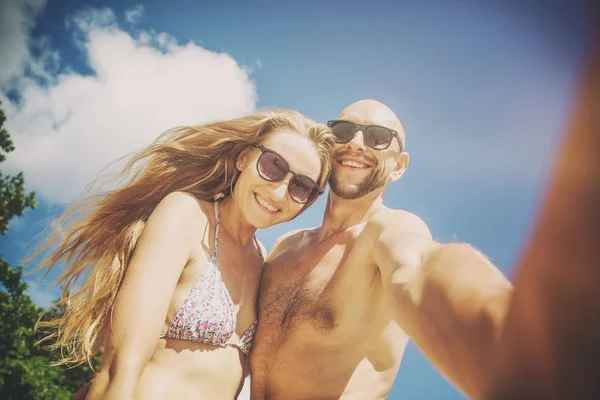 Beau jeune couple drôle faisant selfie sur le rivage de la tr — Photo
