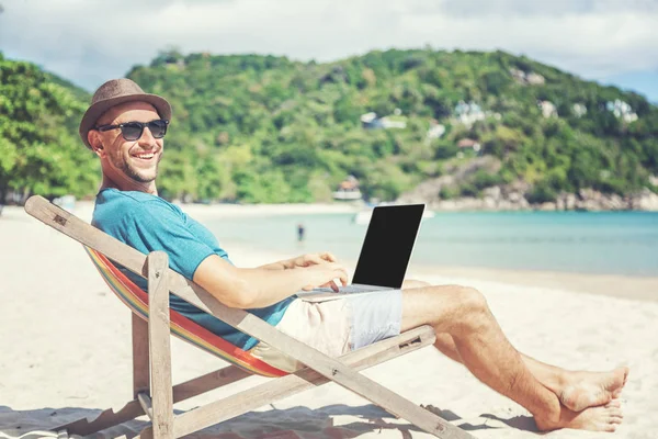 Attractive young man with laptop working on the beach. Freedom, — Stock Photo, Image