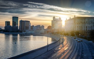Güzel cityscape, Moskova şehir ve nehir kıyısında günbatımı