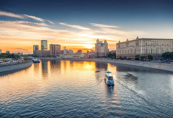 Barco de ciudad en el río Moscú al atardecer. Hermoso paisaje de ciudad —  Fotos de Stock