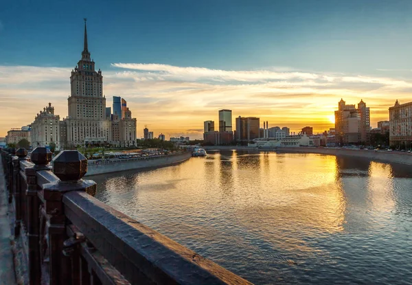 Wunderschönes Stadtbild, Moskauer Stadt und der Fluss bei Sonnenuntergang — Stockfoto