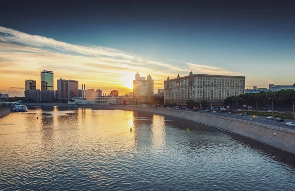 Beautiful cityscape, Moscow city and the river at sunset — Stock Photo, Image