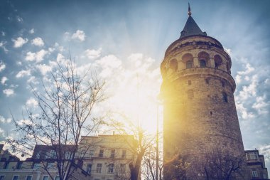 Türkiye, Istanbul, Galata Kulesi batan güneşin ışınları