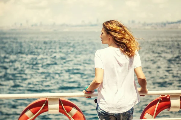 Une jeune femme admire la mer depuis le pont d'un navire. Cruis de mer — Photo