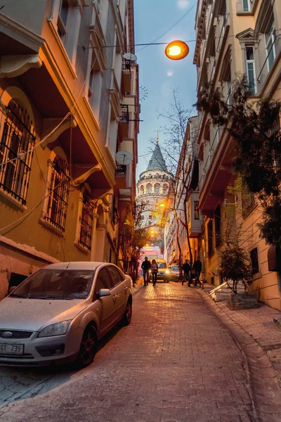 Editorial image, street in Istanbul overlooking the Galata Tower — Stock Photo, Image
