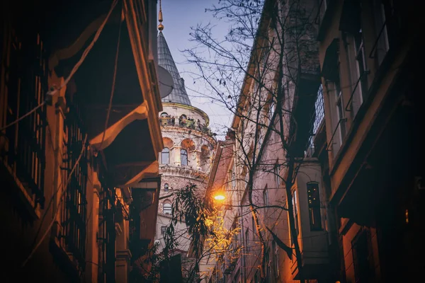 Torre Galata al atardecer, noche Estambul, Turquía — Foto de Stock