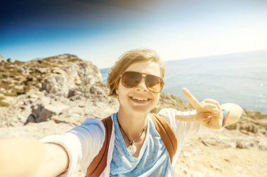 Komik bir kadın selfie bir yolculuğa yapar. Mutluluk, freedo