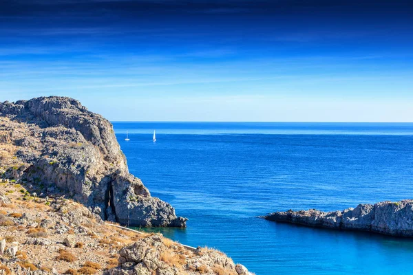 Con vistas al mar Egeo azul desde la Acrópolis, Lindos, Gree — Foto de Stock