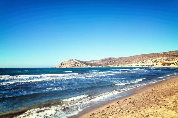 Hermoso paisaje marino, playa de arena amarilla y agua azul — Foto de Stock