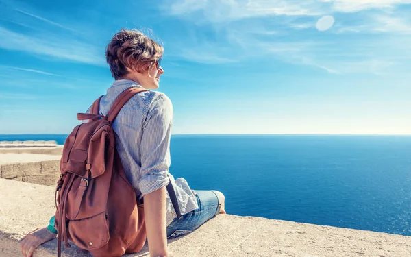 Młoda kobieta samotnie siedzący z widokiem na morze. Podróż do Gree — Zdjęcie stockowe