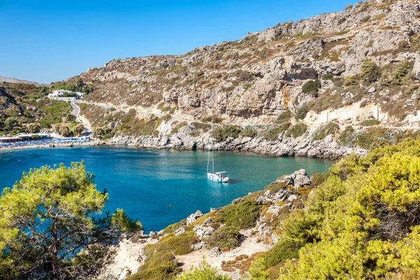 Krásná krajina, ostrov Rhodos, Řecko. Zátoka s tyrkysy — Stock fotografie